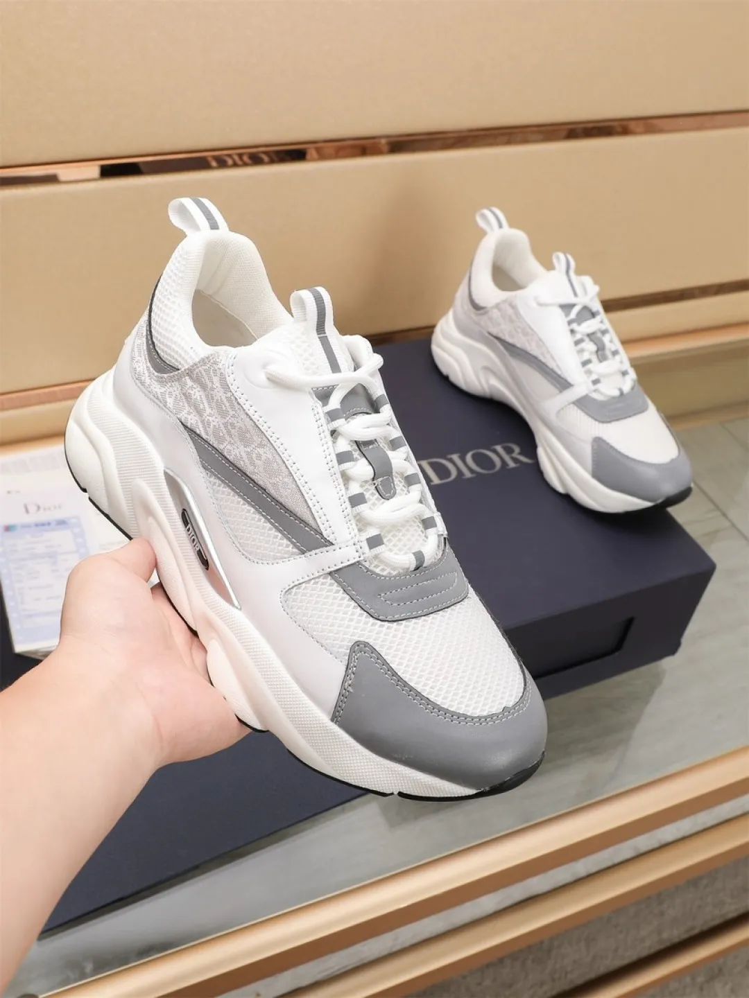 Men's shoes 💰P460💰【Dior】Dior✨ is online at the same time👏 This casual sneaker is a new product in the series and continues Di*r's classic style. The upper is made of original mesh and cow leather, with a two-color textured outsole, and the brand's iconic details on the rear collar and heel to enhance the style. Fashionable and versatile. Wear it with jeans or slacks for a casual look. Size: 38-44 (45 customized)